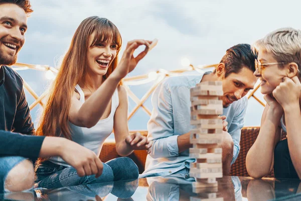 Jenga oynayan gençlerin şirket