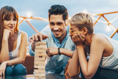 Jenga oynayan gençlerin şirket