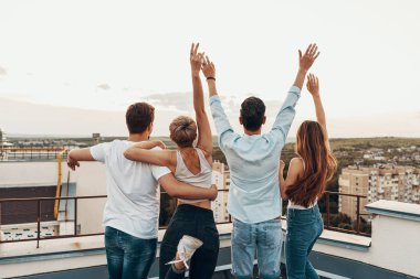 Bir grup arkadaş çatıda açık havada eğleniyor