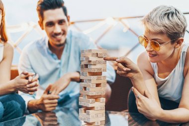 Jenga oynayan gençlerin şirket
