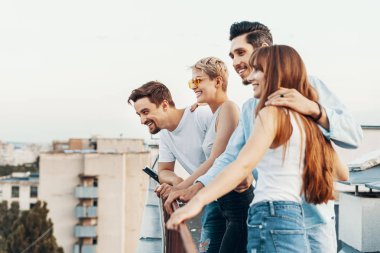 Bir grup arkadaş çatıda açık havada eğleniyor