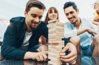 Jenga oynayan gençlerin şirket