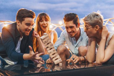Jenga oynayan gençlerin şirket