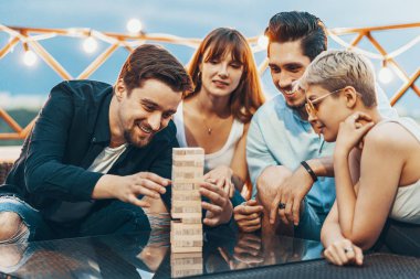 Jenga oynayan gençlerin şirket