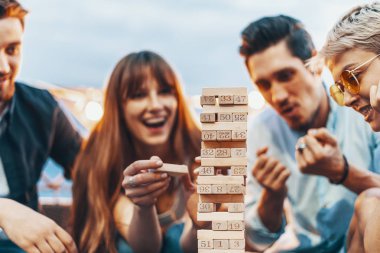 Jenga oynayan gençlerin şirket