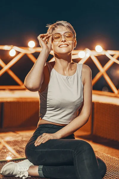 Menina hipster atraente em óculos — Fotografia de Stock