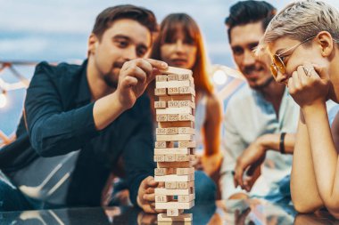 Jenga oynayan gençlerin şirket