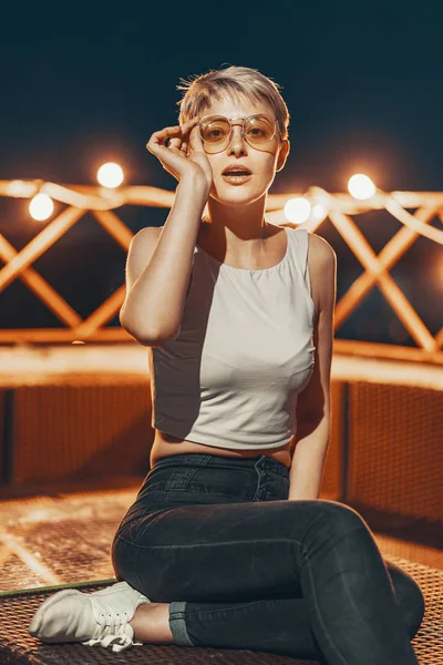 Привлекательная девушка-хипстер в очках — стоковое фото