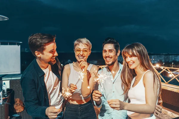 Amigos disfrutando de una fiesta en la azotea — Foto de Stock