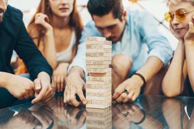 Jenga oynayan gençlerin şirket