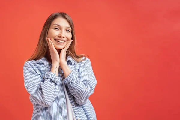 Emociones de la gente - retrato de chica positiva sorprendida sobre fondo rojo — Foto de Stock