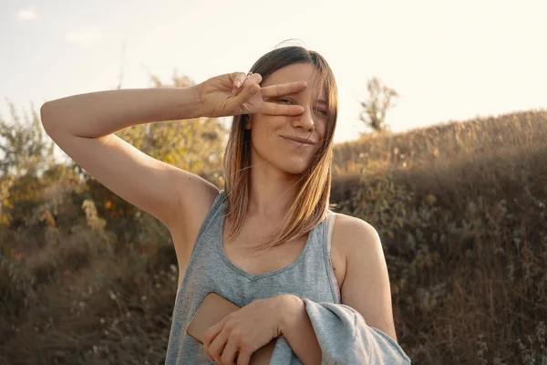 Joven chica camina en una carrera soleada noche de verano —  Fotos de Stock