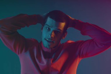 Çekici erkek modelstüdyo yakın çekim portre. Renkli flaş stüdyo ışığı