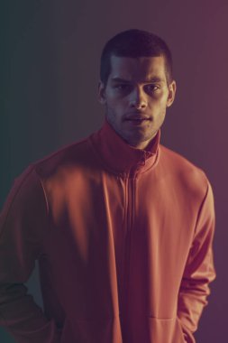 Çekici erkek modelstüdyo yakın çekim portre. Renkli flaş stüdyo ışığı