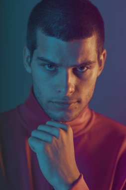 Çekici erkek modelstüdyo yakın çekim portre. Renkli flaş stüdyo ışığı