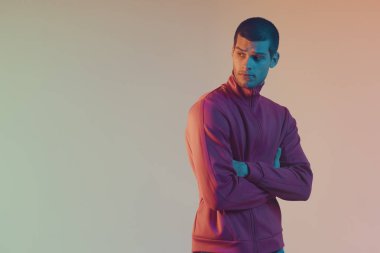 Çekici erkek modelstüdyo yakın çekim portre. Renkli flaş stüdyo ışığı