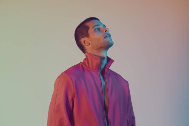 Çekici erkek modelstüdyo yakın çekim portre. Renkli flaş stüdyo ışığı