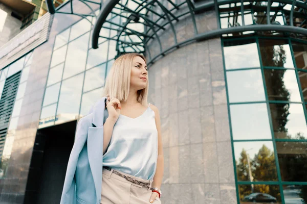 Mujer de negocios exitosa en traje azul — Foto de Stock