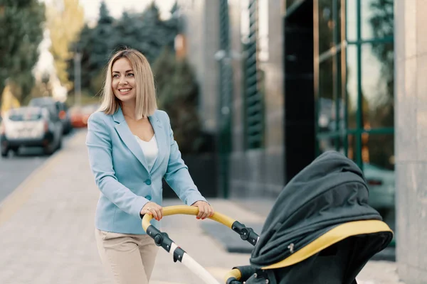 Porträt einer erfolgreichen Geschäftsfrau im blauen Anzug mit Baby — Stockfoto
