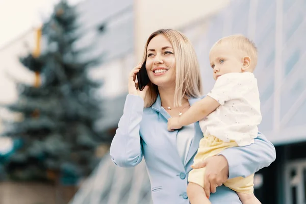 Portrait d'une femme d'affaires réussie en costume bleu avec bébé — Photo