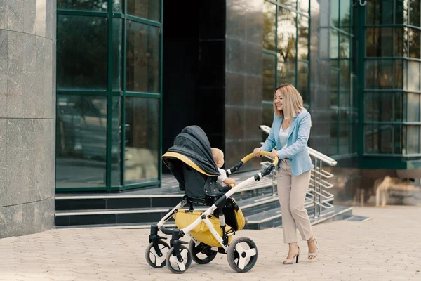 Porträt einer erfolgreichen Geschäftsfrau im blauen Anzug mit Baby — Stockfoto