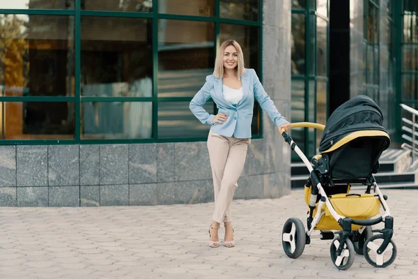 Portrait d'une femme d'affaires réussie en costume bleu avec bébé — Photo