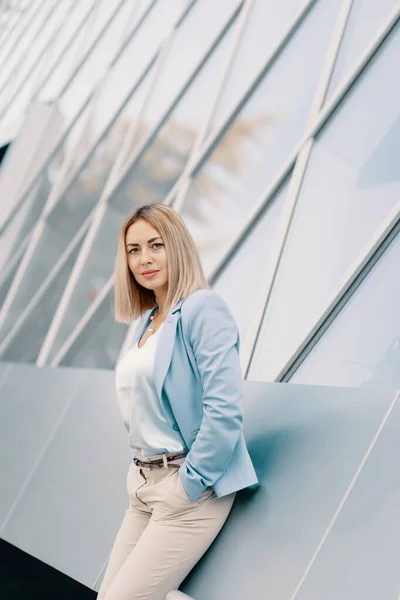 Erfolgreiche Geschäftsfrau im blauen Anzug — Stockfoto