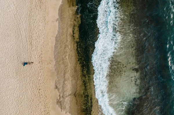 Widok z lotu ptaka na wodę morską i fale — Zdjęcie stockowe