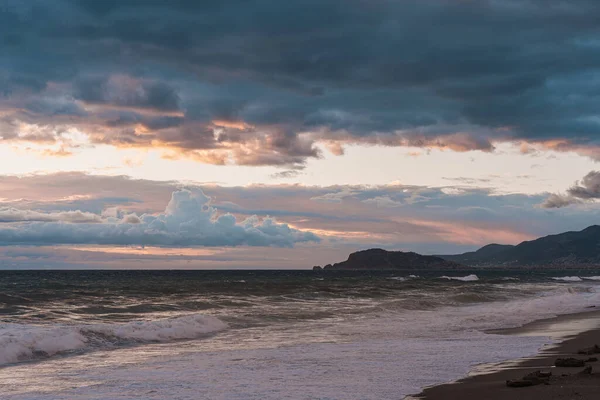 Море во время яркого заката, закат на берегу моря — стоковое фото