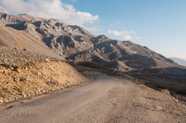 Dağlara yükselen yol