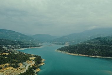 Hava manzaralı dağ, su, bitki örtüsü
