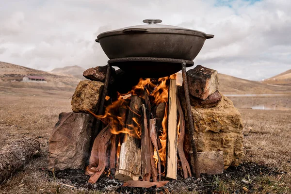 Cooking food on the fire in the mountains — Stock Photo, Image