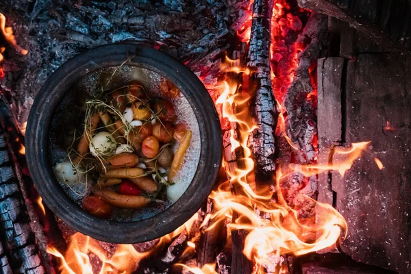 Cooking food on the fire in the mountains — Stock Photo, Image