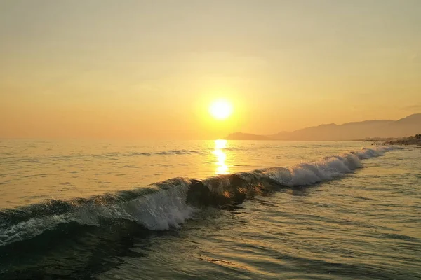 Удивительный восход солнца на море в Турции — стоковое фото