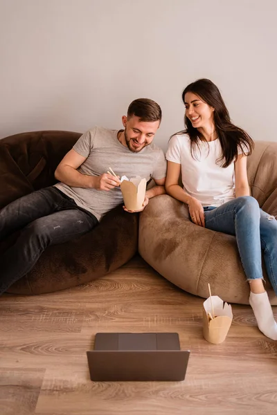 Un hombre y una mujer alegres pasan un buen rato juntos en casa — Foto de Stock