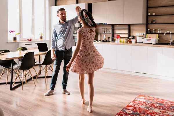 Hombre y mujer bailando en un interior moderno — Foto de Stock