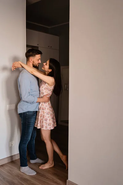 Sonriente pareja retrato abrazándose entre sí — Foto de Stock