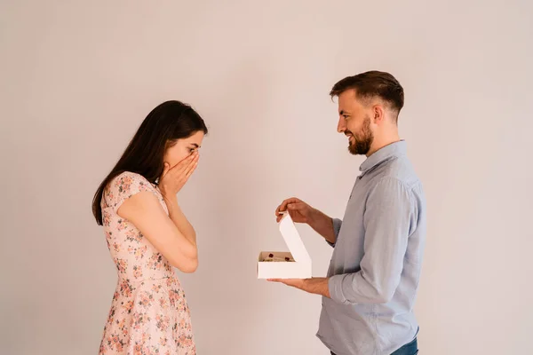 Hombre pidiendo a la mujer para convertirse en su esposa —  Fotos de Stock