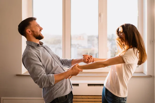 La bella coppia trascorre del tempo insieme sorridendo — Foto Stock