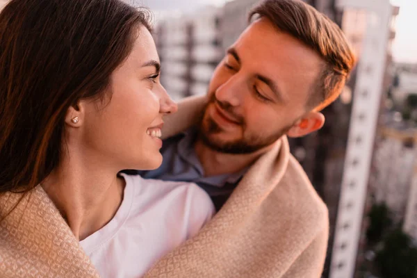 Hombre y mujer en el balcón al atardecer en la ciudad —  Fotos de Stock