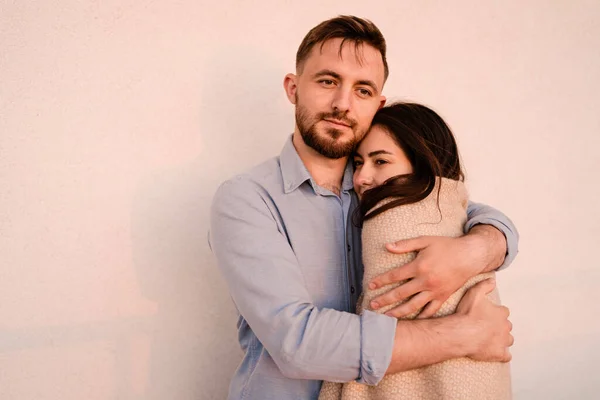 Gros plan portrait couple aimé se serrant dans ses bras — Photo
