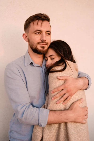 De cerca retrato inamada pareja abrazándose entre sí — Foto de Stock