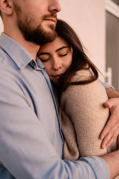 De cerca retrato inamada pareja abrazándose entre sí — Foto de Stock