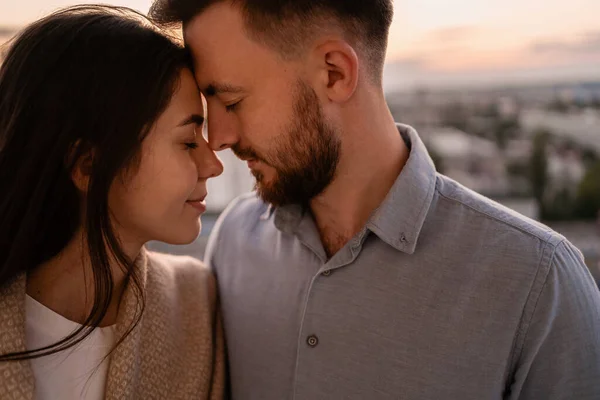 Hombre y mujer en el balcón al atardecer en la ciudad —  Fotos de Stock