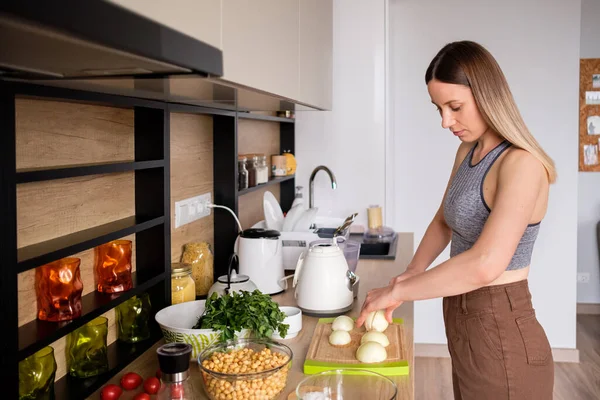 Mooie vrouw koken in moderne keuken — Stockfoto