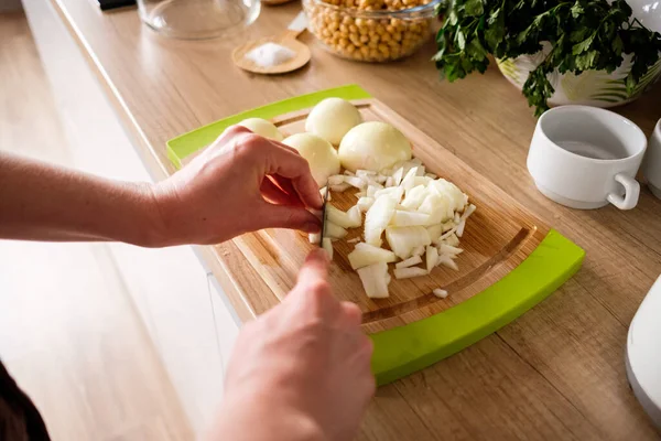 Mani di donna, tagliando cipolle — Foto Stock