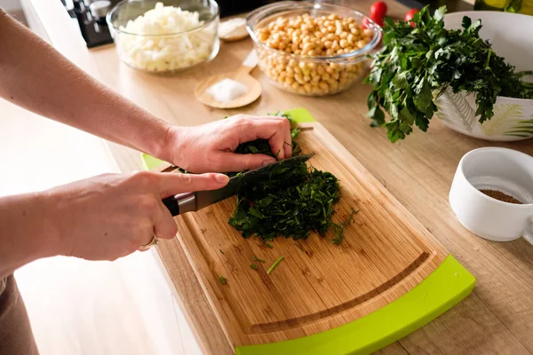 Mani di donna, tagliando cipolle — Foto Stock