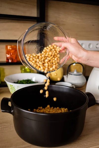 女の手準備ひよこ豆のためのファラフェル — ストック写真