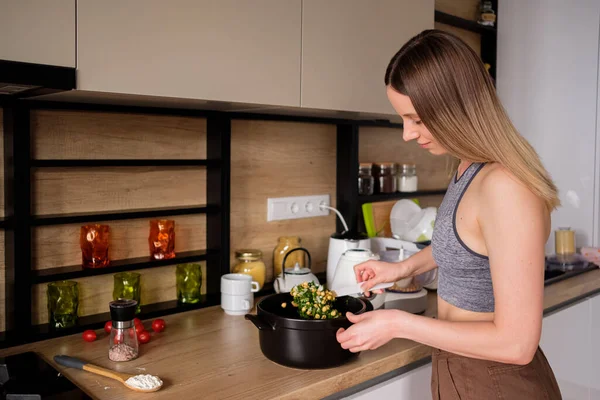 Mooie vrouw koken in moderne keuken — Stockfoto
