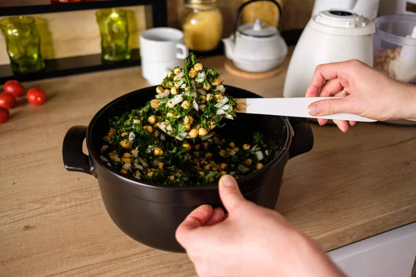 Bella donna che cucina in cucina moderna — Foto Stock